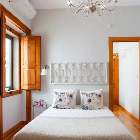 Daire Alfama Terrace With Authentic Xviii Tiles And Historic Notes 3 Bedrooms & 2 Bathrooms Ac