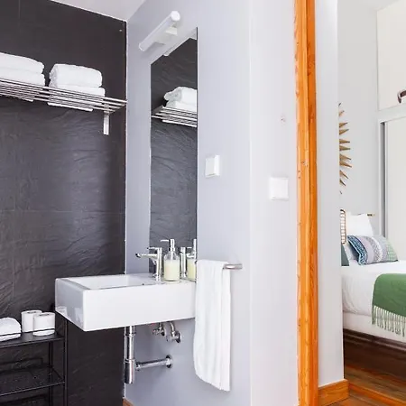 Alfama Terrace With Authentic Xviii Tiles And Historic Notes 3 Bedrooms & 2 Bathrooms Ac Daire