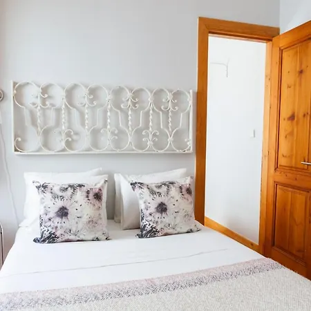 Alfama Terrace With Authentic Xviii Tiles And Historic Notes 3 Bedrooms & 2 Bathrooms Ac Daire