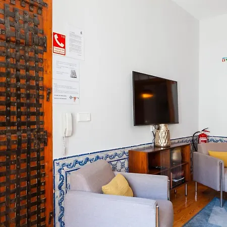 Apartman Alfama Terrace With Authentic Xviii Tiles And Historic Notes 3 Bedrooms & 2 Bathrooms Ac Lisboa