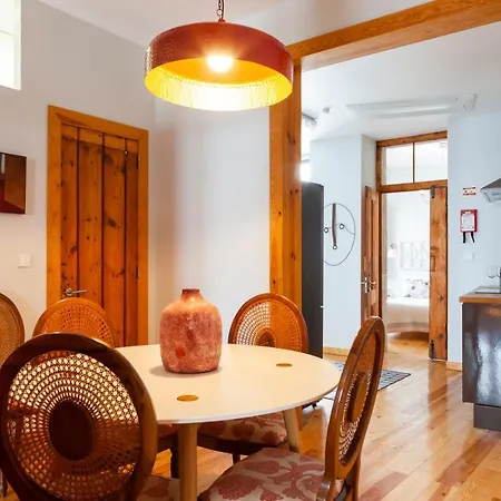 Alfama Terrace With Authentic Xviii Tiles And Historic Notes 3 Bedrooms & 2 Bathrooms Ac Lizbona
