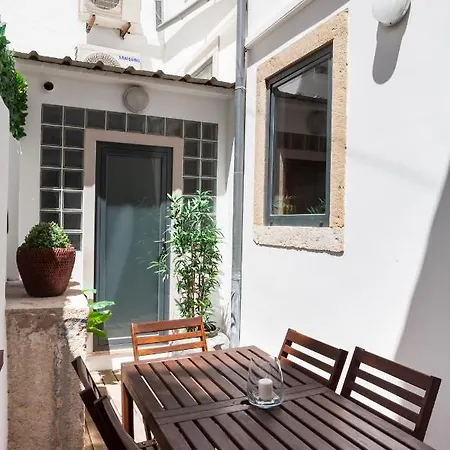 Alfama Terrace With Authentic Xviii Tiles And Historic Notes 3 Bedrooms & 2 Bathrooms Ac