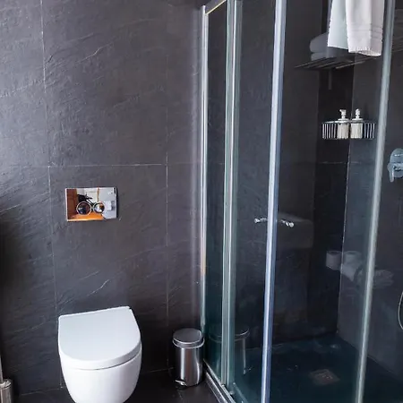 Apartament Alfama Terrace With Authentic Xviii Tiles And Historic Notes 3 Bedrooms & 2 Bathrooms Ac Lizbona