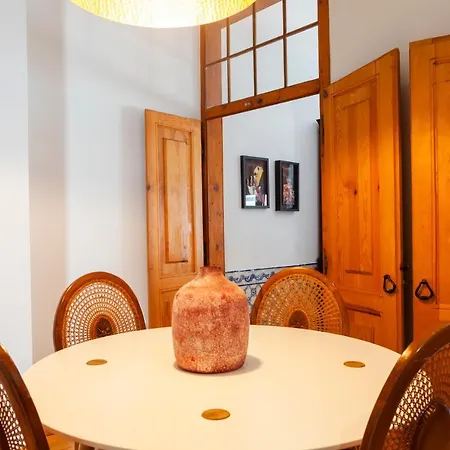 Alfama Terrace With Authentic Xviii Tiles And Historic Notes 3 Bedrooms & 2 Bathrooms Ac