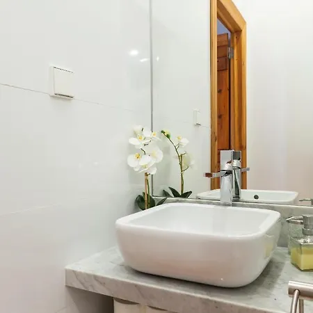 Alfama Terrace With Authentic Xviii Tiles And Historic Notes 3 Bedrooms & 2 Bathrooms Ac Apartman Lisboa