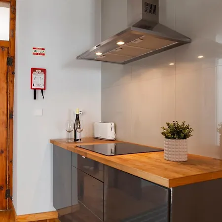 Alfama Terrace With Authentic Xviii Tiles And Historic Notes 3 Bedrooms & 2 Bathrooms Ac *