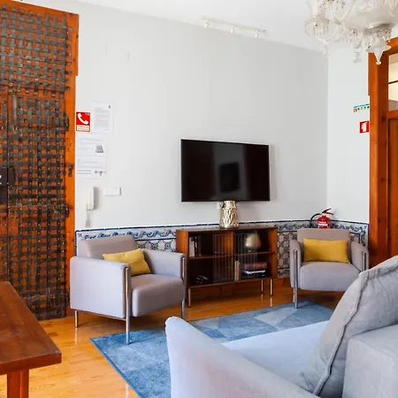 Alfama Terrace With Authentic Xviii Tiles And Historic Notes 3 Bedrooms & 2 Bathrooms Ac Lisbona